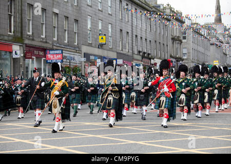 Aberdeen, Écosse - 30 juin 2012 : les militaires, les anciens combattants et les cadets prennent part à un défilé le long de la rue Union Street, Aberdeen, pour marquer la Journée nationale des Forces armées. Banque D'Images