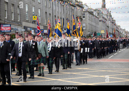 Aberdeen, Écosse - 30 juin 2012 : les militaires, les anciens combattants et les cadets prennent part à un défilé le long de la rue Union Street, Aberdeen, pour marquer la Journée nationale des Forces armées. Banque D'Images