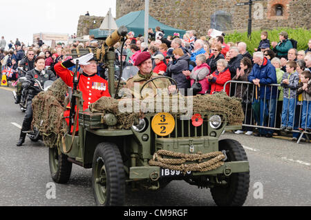 Carrickfergus, 30/06/2012 - Journée des Forces armées. Un vétéran handicapé est dépassé la dignitaires dans une Jeep Willys WW2 Banque D'Images