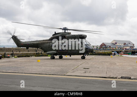 Carrickfergus, 30/06/2012 - Journée des Forces armées. Royal Air Force hélicoptère Puma lands Banque D'Images
