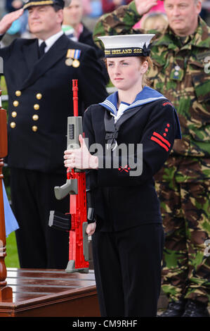 Carrickfergus, 30/06/2012 - Journée des Forces armées. Fournit des cadets de la Garde côtière canadienne détenant L98A2 GP Cadet Rifle peints en rouge pour indiquer qu'il est inactif et incapable de tirer des munitions