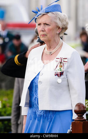 Carrickfergus, 30/06/2012 - Journée des Forces armées. Joan Christie, Lord Lieutenant pour le comté d'Antrim Banque D'Images