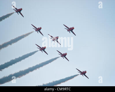 Plymouth, au Royaume-Uni. 30 Juin, 2012. Les flèches rouges afficher un survol complet de l'équipe pour la Journée nationale des Forces armées nationales à Plymouth, Devon, Angleterre Banque D'Images