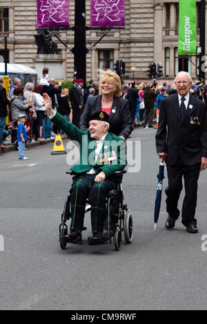 30 juin 2012. Journée des Forces armées, George Square, Glasgow, Ecosse, Royaume-Uni. Ian Stewart, âgé de 87, Maître de marine retraité, dans le fauteuil, et Robert Grant, âgée de 93 ans, ancien matelot non handicapés marchant à côté, au défilé de la Journée des Forces armées dans la région de George Square, Glasgow, Écosse, Royaume-Uni, Grande Bretagne. Ian Stewart est poussé par l'infirmière Alison Connelly. Les deux hommes ont été les plus anciens militaires participant à la parade. Banque D'Images