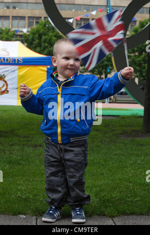 30 juin 2012. Journée des Forces armées, George Square, Glasgow, Ecosse, Royaume-Uni. Petit garçon qui agitait un drapeau Union Jack pendant la Parade de la Journée des Forces armées à George Square, Glasgow, Écosse, Royaume-Uni Banque D'Images