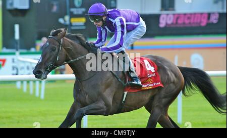 30 juin 2012 - Newbridge, Kildare, U.S. - Camelot (no. 4), monté par Joseph O'Brien et formés par Aidan O'Brien, gagne le 147e exécution du groupe 1 Derby irlandais pour trois ans le 30 juin 2012 à l'Hippodrome de Curragh dans Newbridge, Kildare, Irlande. (Crédit Image : © Bob Mayberger ZUMAPRESS.com)/Eclipse/ Banque D'Images