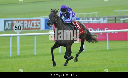 30 juin 2012 - Newbridge, Kildare, U.S. - Camelot (no. 4), monté par Joseph O'Brien et formés par Aidan O'Brien, gagne le 147e exécution du groupe 1 Derby irlandais pour trois ans le 30 juin 2012 à l'Hippodrome de Curragh dans Newbridge, Kildare, Irlande. (Crédit Image : © Bob Mayberger ZUMAPRESS.com)/Eclipse/ Banque D'Images