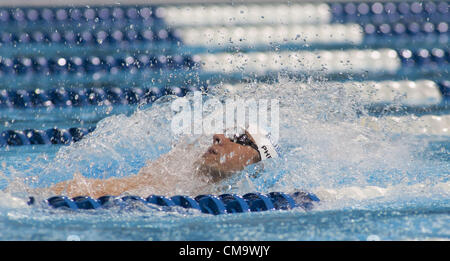 30 juin 2012 - Omaha, Nebraska, USA - Michael Phelps (bouchon blanc) en concurrence contre Ryan Lochte au championnat finale du 200 m quatre nages individuel lors de la sixième journée des Jeux Olympiques de 2012 des essais de l'équipe de natation à CenturyLink Center le 30 juin 2012 à Omaha, Nebraska. (Crédit Image : © Armando Arorizo ZUMAPRESS.com)/Prensa Internacional/ Banque D'Images