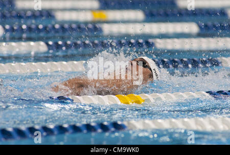 30 juin 2012 - Omaha, Nebraska, USA - Michael Phelps (bouchon blanc) en concurrence contre Ryan Lochte sur 200 m quatre nages individuel lors de la sixième journée des Jeux Olympiques de 2012 des essais de l'équipe de natation à CenturyLink Center le 30 juin 2012 à Omaha, Nebraska. (Crédit Image : © Armando Arorizo ZUMAPRESS.com)/Prensa Internacional/ Banque D'Images