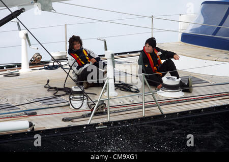 L'île de Wight, Royaume-Uni. 30 Juin, 2012. DAME ELLEN MACARTHUR PREND PART À LA 81E J. P. MORGAN LE TOUR DE L'ÎLE RACE 2012 QUI A VU PLUS DE 1600 BATEAUX NAVIGUENT DANS LE SENS ANTIHORAIRE AUTOUR DE L'ÎLE DE WIGHT, Royaume-Uni. DAME ELLEN EMBARQUE SUR UN YACHT engagé aux côtés d'ENFANTS QUI BÉNÉFICIENT DE L'ELLEN MACARTHUR CANCER TRUST Banque D'Images