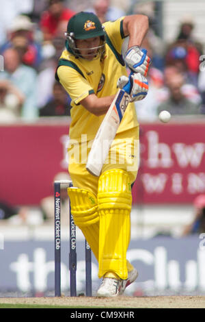 01/07/2012 Londres, Angleterre. L'Australie Peter Forrest, frappe la balle et est pris de court par l'Angleterre Craig Kieswetter, fait l'Angleterre Stuart Large, (pas dans la photo) au cours de la deuxième journée internationale de cricket entre l'Angleterre et l'Australie fait partie de la série Nat West, joué à la Kia Oval Cricket Ground : crédit obligatoire : Mitchell Gunn Banque D'Images