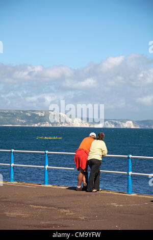 Weymouth, Dorset Royaume-Uni Samedi 30 juin 2012. Weymouth Rowing Regatta - équipes en compétition à Cornish Pilot Gigs. Couple regardant la course depuis la jetée. Banque D'Images