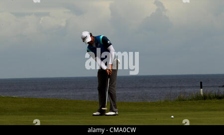 01.07.2012. Le comté d'Antrim, en Irlande du Nord. L'Irlande du Nord Rory McIlroy est mise sur le 5e vert avec la mer d'Irlande comme une toile de fond au cours de la quatrième et dernière ronde de l'Irish Open Golf Tournament sur l'European Tour au Club de golf Royal Portrush, Portstewart, comté d'Antrim, en Irlande du Nord Banque D'Images