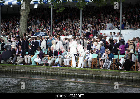 01.07.2012. Henley-on-Thames, Oxfordshire, Angleterre. Le Henley Royal Regatta 2012. Ligne foule les rives de la rivière durant le dernier jour de la régate royale d'Henley Banque D'Images