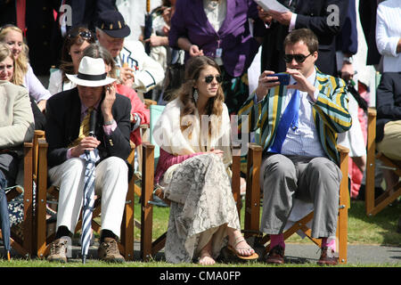 01.07.2012. Henley-on-Thames, Oxfordshire, Angleterre. Le Henley Royal Regatta 2012. Ligne foule les rives de la rivière durant le dernier jour de la régate royale d'Henley Banque D'Images