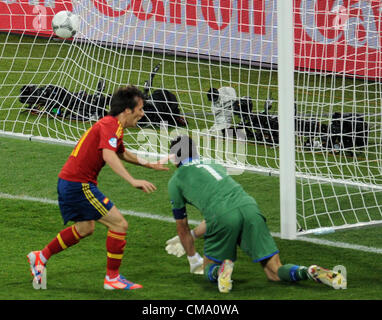 01.07.2012 Kiev, Ukraine. L'Espagne David Silva (R) à côté de l'Italie est le gardien Gianluigi Buffon après avoir marqué le premier but pour 1-0 pendant l'UEFA EURO 2012 football match final contre l'Espagne l'Italie au Stade Olympique de Kiev, Ukraine, 01 juillet 2012. Banque D'Images