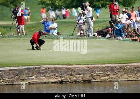 1 juillet 2012 - Bethesda, MD, États-Unis - Tiger Woods place sa balle sur le trou numéro 6 au cours de la ronde finale de jouer de l'AT&T PGA National événement tenu au Congressional Country Club (crédit Image : © James Berglie/ZUMAPRESS.com) Banque D'Images