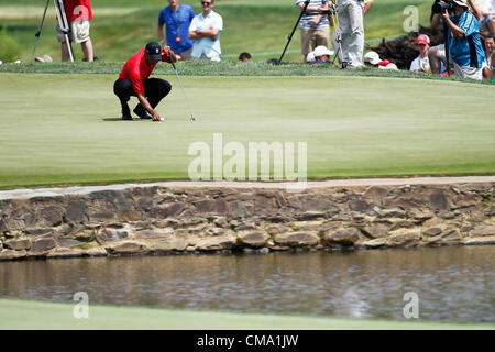 1 juillet 2012 - Bethesda, MD, États-Unis - Tiger Woods place sa balle sur le trou numéro 6 au cours de la ronde finale de jouer de l'AT&T PGA National événement tenu au Congressional Country Club (crédit Image : © James Berglie/ZUMAPRESS.com) Banque D'Images
