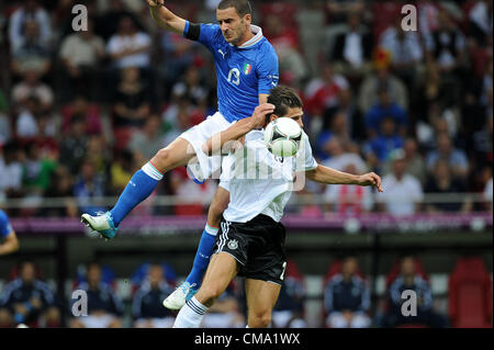 Leonardo Bonucci (ITA), Mario Gomez (GER), 28 juin 2012 - Football : UEFA EURO 2012 Demi-finale entre l'Allemagne 1-2 Italie au Stade National de Varsovie, Pologne. (Photo par aicfoto/AFLO) Banque D'Images