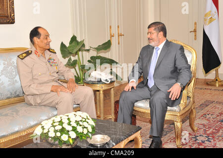 1 juillet 2012 -- Le Caire, Egypte -- Nouveau président égyptien Mohamed Morsi se réunit avec le maréchal égyptien Hussein Tantawi au palais présidentiel. (Piscine/SONT Présidence/élève) Banque D'Images