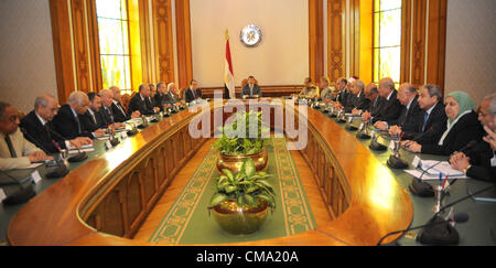 1 juillet 2012 -- Le Caire, Egypte -- Nouveau président égyptien Mohamed Morsi se réunit avec la tête du cabinet intérimaire dirigé par le Premier Ministre Kamal El Ganzouri au palais présidentiel. (Piscine/SONT Présidence/élève) Banque D'Images