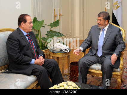 1 juillet 2012 -- Le Caire, Egypte -- Nouveau président égyptien Mohamed Morsi se réunit avec la tête du cabinet intérimaire dirigé par le Premier Ministre Kamal El Ganzouri au palais présidentiel. (Piscine/SONT Présidence/élève) Banque D'Images