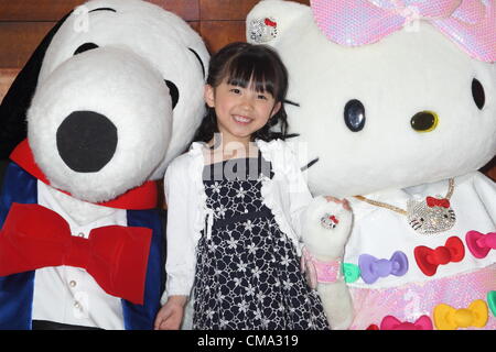 Konomi Watanabe, juil 01, 2012 : acteur enfant japonais, Konomi Watanabe s'occupe des terres Kiddy Harajuku Inauguration le 1 juillet 2012 Harajuku Tokyo Japon Banque D'Images