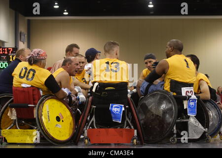 30 juin 2012 - Richmond, Virginia, USA-Jeux nationaux d'Anciens Combattants,Rugby en fauteuil roulant en Quad. Les joueurs de l'équipe jaune discuter stratégie pendant un temps sur le match de championnat entre les équipes rouge et jaune. Défait 46-28 jaune rouge au premier rang à l'échelle nationale en fauteuil roulant 2012 Anciens Combattants Jeux à Richmond, en Virginie. Banque D'Images