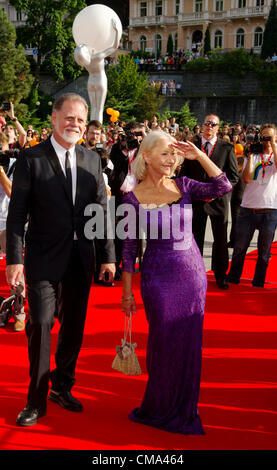 L'actrice britannique Helen Mirren, droite, et son mari, réalisateur et producteur américain Taylor Hackford poser pour les photographes lors de la cérémonie d'ouverture du 47e Festival International du Film de Karlovy Vary, le vendredi 29 juin, 2012. (CTK Photo/Vit Simanek) Banque D'Images