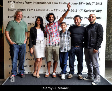 De gauche à droite producteur Danny Krausz, actrice de Lale Yavas, acteurs Orhan Yidirim, Abdulkadir Tuncer, directeur Huseyin Tabak et acteur Yusa Durak posent avant la projection de leur film votre beauté ne vaut rien au cours du 47e Festival International du Film de Karlovy Vary, République tchèque, le dimanche, Juillet 1, 2012. (CTK Photo/Vit Simanek) Banque D'Images