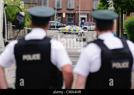 02/07/2012 Belfast Belfast - agents de police regardez une bombe de l'armée de robot d'enquêter sur un dispositif suspect Banque D'Images