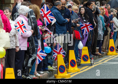 Northampton UK. 2 juillet 2012. Les foules se rassemblent pour voir la flamme olympique en passant par le centre-ville, St Giles Street en face de la Guildhall. Le centre-ville de Northampton. Banque D'Images