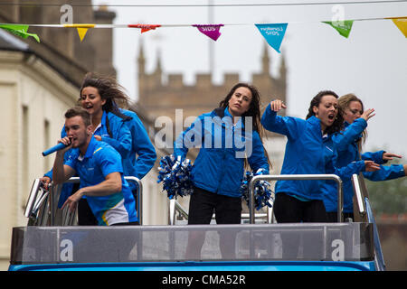 Northampton UK. 2 juillet 2012. L'appui de la flamme olympique qui transitent vers le bas St Giles Street en face de la Guildhall. Le centre-ville de Northampton. Banque D'Images