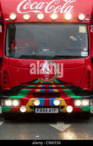 Northampton UK. 2 juillet 2012. L'appui de la flamme olympique qui transitent vers le bas St Giles Street en face de la Guildhall. Le centre-ville de Northampton. Banque D'Images