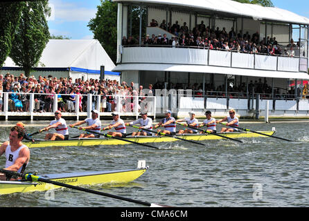 Henley Royal Regatta- Aviron -USA récupère la coupe Grand Challenge avec le californien de l'équipage, composé de rameurs qui vient de manquer dehors sur la sélection pour les Jeux Olympiques de Londres dans les plus prestigieux d'aviron ,le Henley Royal Regatta, Henley on Thames, Angleterre, dimanche 1 juillet 2012. Le Grand Challenge Cup (M8 +)Soleil Californie Rowing Club, U.S.A. (2) bat Brown University, États-Unis (1) par 1 longueurs 1/4 Banque D'Images