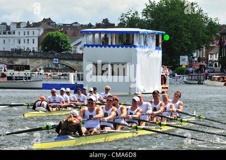 USA récupère la coupe Grand Challenge avec le californien de l'équipage, composé de rameurs qui vient de manquer dehors sur la sélection pour les Jeux Olympiques de Londres à l'événement d'aviron plus presitigiosos ,le Henley Royal Regatta, Henley on Thames, Angleterre, dimanche 1 juillet 2012. Le Grand Challenge Cup (M8 +)Soleil Californie Rowing Club, U.S.A. (2) bat Brown University, États-Unis (1) par 1 longueurs 1/4 Banque D'Images