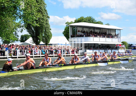 USA récupère la coupe Grand Challenge avec le californien de l'équipage, composé de rameurs qui vient de manquer dehors sur la sélection pour les Jeux Olympiques de Londres à l'événement d'aviron plus presitigiosos ,le Henley Royal Regatta, Henley on Thames, Angleterre dimanche 1 juillet 2012.Le Grand Challenge Cup (M8 +)Soleil Californie Rowing Club, U.S.A. (2) -Far side -battre la Brown University, U.S.A. (1) par 1 longueurs 1/4 Banque D'Images