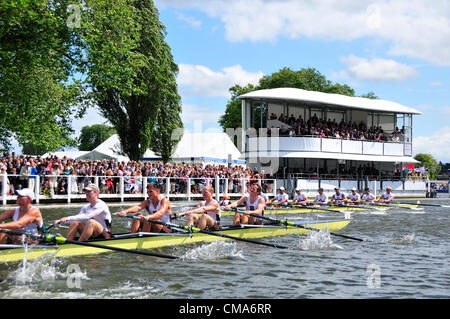 USA récupère la coupe Grand Challenge avec le californien de l'équipage, composé de rameurs qui vient de manquer dehors sur la sélection pour les Jeux Olympiques de Londres à l'événement d'aviron plus presitigiosos ,le Henley Royal Regatta, Henley on Thames, Angleterre dimanche 1 juillet 2012.Le Grand Challenge Cup (M8 +)Soleil Californie Rowing Club, U.S.A. (2) -Far side -battre la Brown University, U.S.A. (1) par 1 longueurs 1/4 Banque D'Images