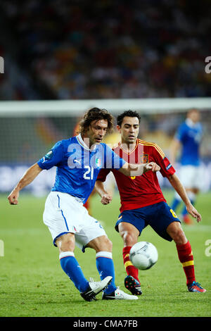 Andrea Pirlo (ITA), Xavi Hernandez (ESP), 1 juillet 2012 - Football : UEFA EURO 2012 football match final entre l'Espagne 4-0 Italie au Stade Olympique de Kiev, Ukraine. (Photo par D. Nakashima/AFLO) Banque D'Images