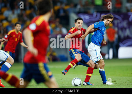 Xavi Hernandez (ESP), Andrea Pirlo (ITA), 1 juillet 2012 - Football : UEFA EURO 2012 football match final entre l'Espagne 4-0 Italie au Stade Olympique de Kiev, Ukraine. (Photo par D. Nakashima/AFLO) Banque D'Images