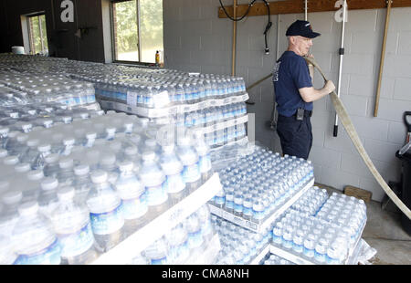 Le 2 juillet 2012 - Charlottesville, Virginia, UNITED STATES - pompier Crozet Tom Loach passe devant des milliers de bouteilles de l'eau livrée le lendemain dans le service d'incendie de Crozet par la Virginia Gestion des urgences pour les résidents dans le besoin. Des vents violents de la tempête du vendredi soir de nombreux arbres abattus et a causé des pannes de courant à travers la région. (Crédit Image : © Andrew Shurtleff/ZUMAPRESS.com) Banque D'Images