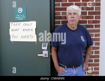 Le 2 juillet 2012 - Charlottesville, Virginia, UNITED STATES - Nord du Jardin des pompiers président Sandy Tucker affirme que l'eau en bouteille à partir de la gestion des urgences de la Virginie a été livré pendant la nuit pour Albemarle County résidents dans le besoin. Des vents violents de la tempête du vendredi soir de nombreux arbres abattus et a causé des pannes de courant à travers la région. (Crédit Image : © Andrew Shurtleff/ZUMAPRESS.com) Banque D'Images