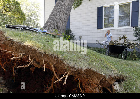 Le 2 juillet 2012 - Charlottesville, Virginia, UNITED STATES - Sue Copeland les dommages causés par des enquêtes d'un grand arbre qui est tombé sur sa maison après la tempête de vendredi dernier sur l'Avenue de Saint George à Crozet, VA. Des vents violents de la tempête et de nombreux arbres abattus a causé des pannes de courant à travers la région. (Crédit Image : © Andrew Shurtleff/ZUMAPRESS.com) Banque D'Images