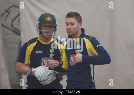 UK. 03/07/2012 Birmingham England. David Warner, de l'Australie obtient l'avis de l'Australie, le capitaine Michael Clarke, au cours de la session de formation officielle avant le match de cricket international un jour entre l'Angleterre et l'Australie fait partie de la série Nat West, joué à Edgbaston Cricket Ground : crédit obligatoire : Mitchell Gunn Banque D'Images