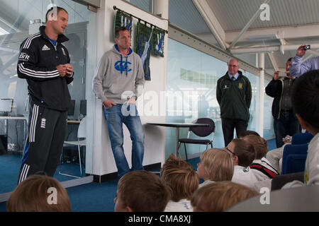 UK. 03/07/2012 Birmingham England. Le capitaine Andrew Strauss test l'Angleterre et ex joueur de rugby Angleterre Greenwood ont un 5 minutes de questions et réponses avec une école locale de l'équipe de cricket au cours de la session de formation officielle avant le match de cricket international un jour entre l'Angleterre et l'Australie fait partie de la série Nat West, joué à Edgbaston Cricket Ground : crédit obligatoire : Mitchell Gunn Banque D'Images