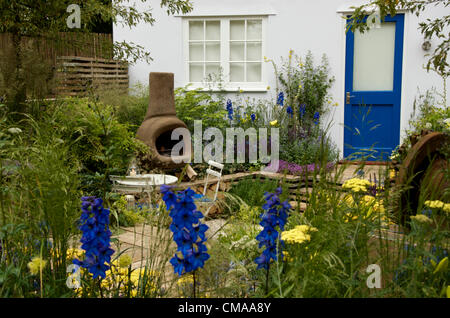 Notre première maison, notre premier jardin conçu par Nilufr Danis a gagné le faible coût des jardins à impact élevé catégorie Best in Show Award et une médaille d'or au RHS Hampton Court Palace Flower Show London UK 2e juillet 2012. Le jardin a été conçu pour un jeune couple du premier accueil. Banque D'Images