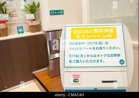 Le 4 juillet 2012, Tokyo, Japon - Le signe à l'intérieur de 'Ippuku' dit "Ce système est gratuit jusqu'au 15 juillet". L'usage du tabac lois ont changé au cours des dernières années, les impôts ont été soulevées sur les produits du tabac et le tabagisme dans les espaces publics en général interdits autres que dans les zones fumeurs spécialement désignés. Si les gens sont pris dans des domaines autres que l'usage du tabac dans les zones fumeurs désignées, ils devront faire face à une amende de 2 000 yens (environ 20 $ USD). Pour rendre plus confortable pour les fumeurs au Japon, une entreprise à Tokyo, le général Holdings Co., Ltd., a ouvert trois "branches" Ippuku ( Banque D'Images