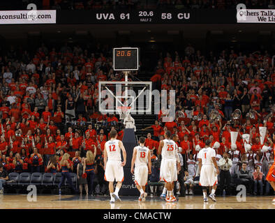 31 janvier 2012 - Charlottesville, Virginia, United States - le Virginia Cavaliers prendre à la cour durant le match contre le Clemson Tigers à la John Paul Jones Arena à Charlottesville, Virginie. Virginie battu Clemson 65-61. (Crédit Image : © Andrew Shurtleff/ZUMAPRESS.com) Banque D'Images