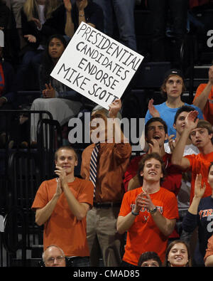 31 janvier 2012 - Charlottesville, Virginia, United States - Virginia Cavalier fans cheer pendant le match contre les Clemson Tigers à la John Paul Jones Arena à Charlottesville, Virginie. Virginie battu Clemson 65-61. (Crédit Image : © Andrew Shurtleff/ZUMAPRESS.com) Banque D'Images