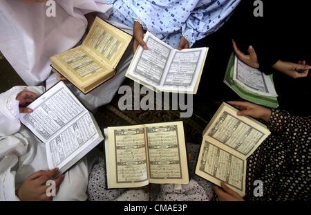 3 juillet 2012 - La ville de Gaza, bande de Gaza - filles palestiniennes lire le Coran dans un camp d'été. Environ 20 000 élèves, garçons et filles, dans le cadre de l'étude de la scolarité, 1 200 enseignants au camp. Le Hamas sépare habituellement les garçons et les filles au cours de ses camps d'été. (Crédit Image : © Ashraf Amra/APA Images/ZUMAPRESS.com) Banque D'Images